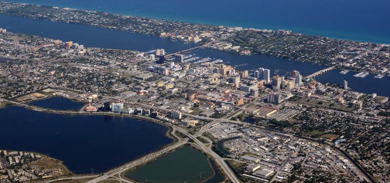 Palm Beach Bail Bonds Aerial view of downtown Palm Beach, Florida, showing city layout near South City Bail Bonds and the Atlantic coastline.
